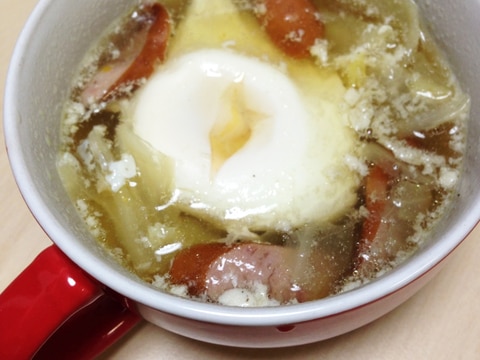 丸ごと卵とキャベツとウインナーのコンソメスープ